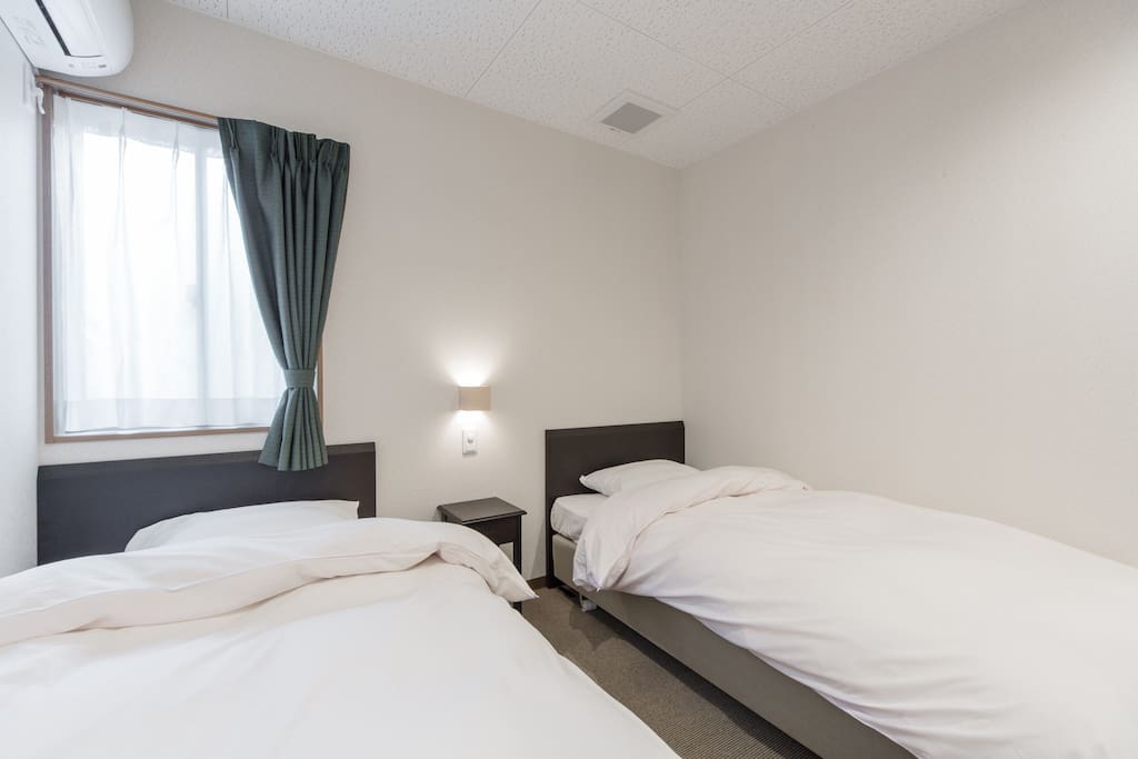 Spacious twin room for 2 persons (2 single beds)