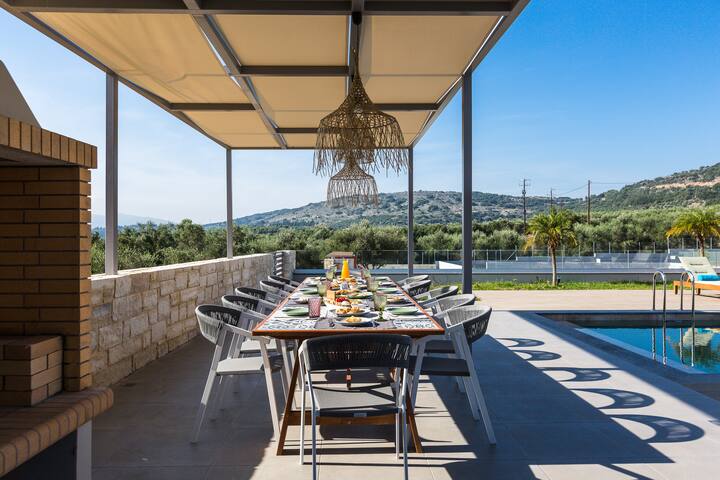 VIP Villa Aori mountain view & private heated pool gallery image 2