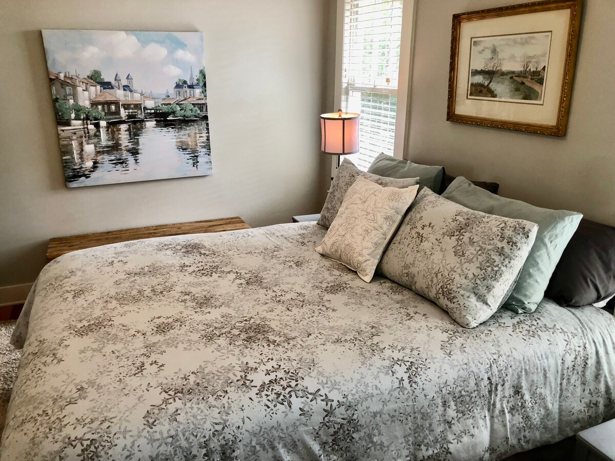 Spavaća soba 1 s bračnim krevetom (160x200) i pripadajućom kupaonicom s tu