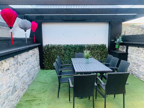 3bed (sleeps 9) w/secret garden- 5min walk to town