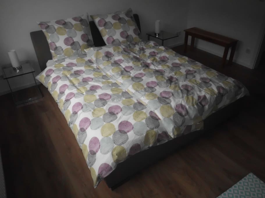 Schlafzimmer mit dem 1,80 x 200 cm großen, bequemen Bett