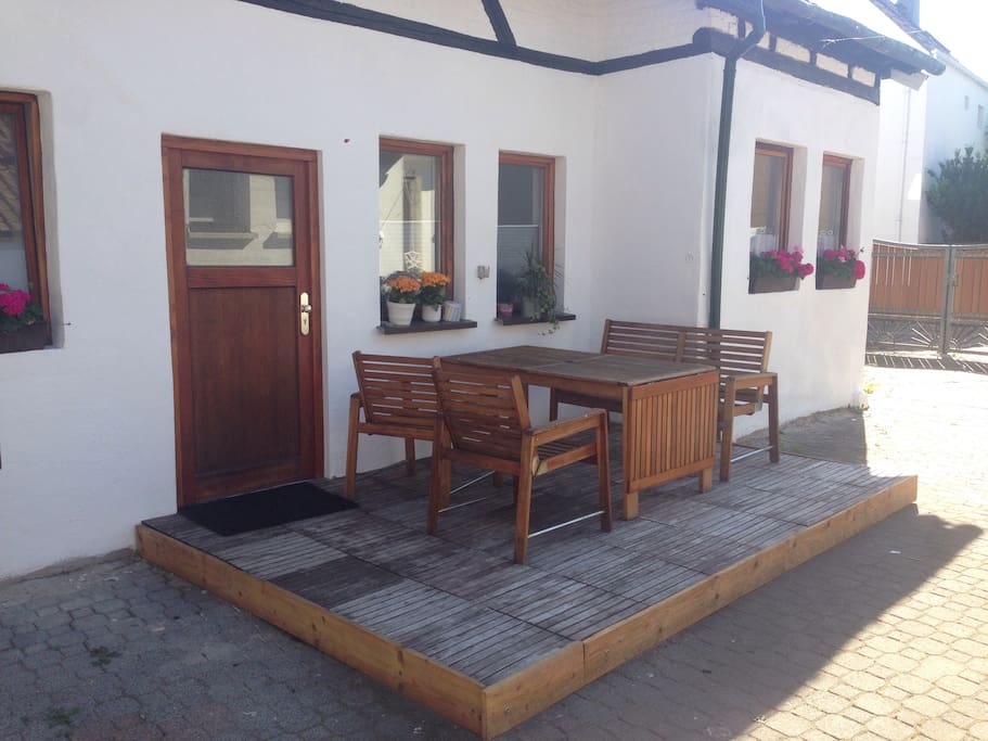 Auf der Terrasse kann kann im Freien relaxt und gegessen werden