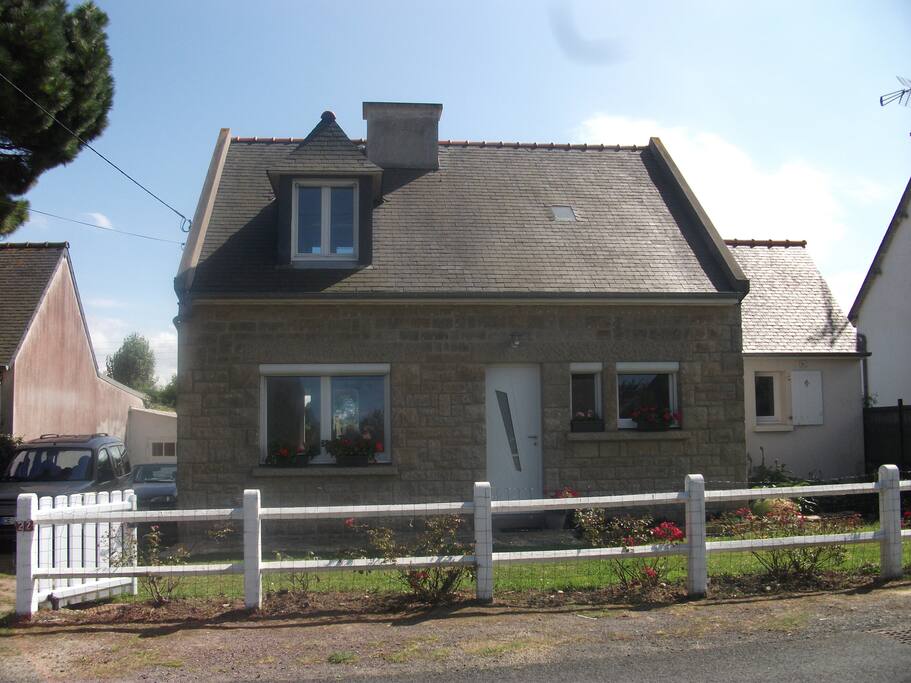 façade de la maison avec parking privé sur le coté(pour 2 ou 3 voitures)