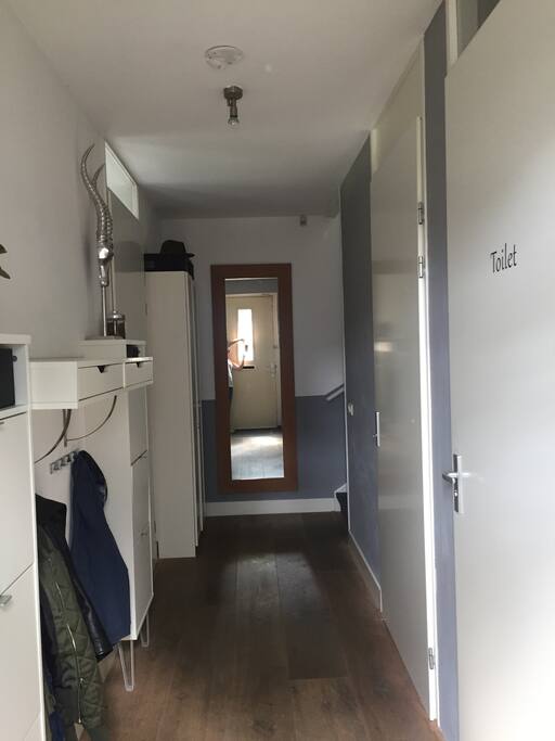 Hal met toilet en garderobe
