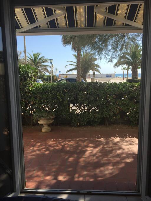 RDC le séjour ouvre sur une terrasse face à la mer
