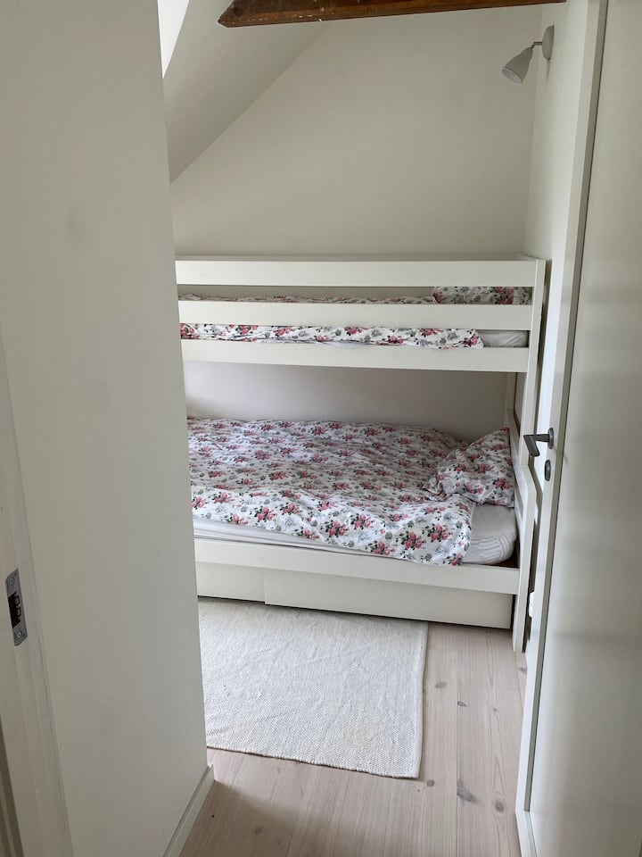 Dormitorio con literas. Camas de 120 cm y 90 cm de ancho. 