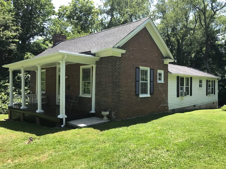 The Guest House at Historic Mont Calm Houses for Rent in Abingdon