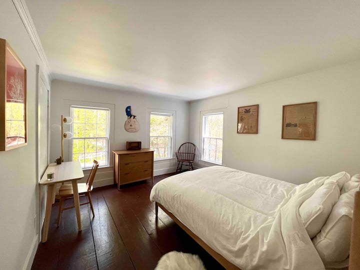 "A great home with "old bones” that sits above a burbling brook, spacious with great flow, tastefully and minimally decorated" Randy, June 2023, ⭐️⭐️⭐️⭐️⭐️	