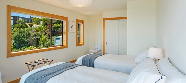 Chumba cha kulala 2 na kitanda cha mtu mmoja + Kitanda cha mtu mmoja (kinaweza kupangwa kama King kwa ombi la mapema)
