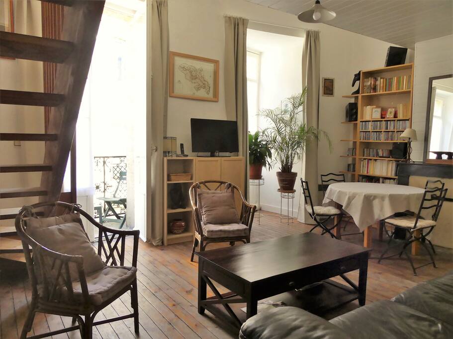 Salon avec balcon côté rue