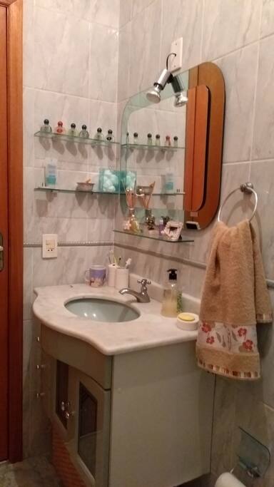 Banheiro privativo.