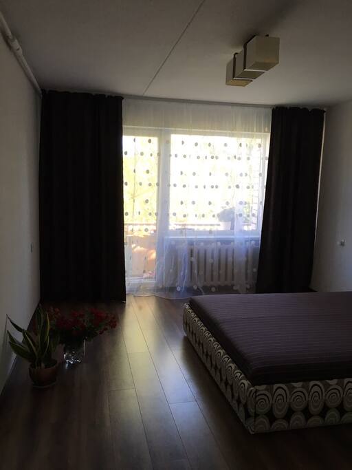 Балкон с видом на тихий двор.
Balcony overlooking the quiet courtyard.