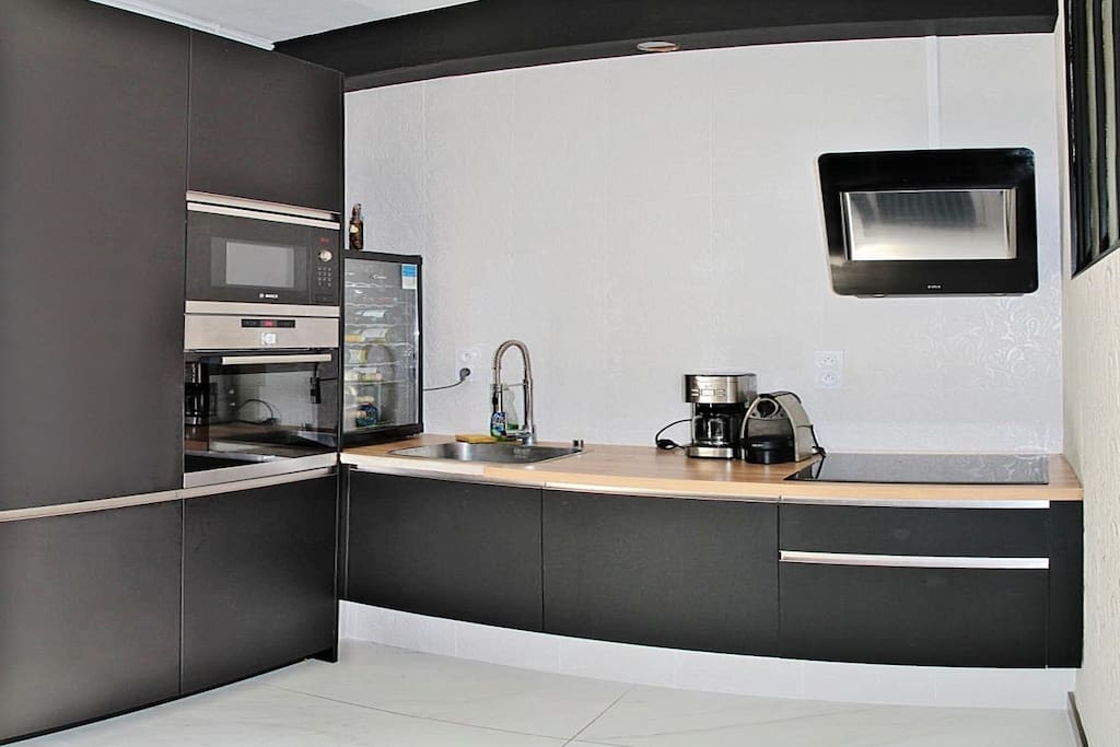La cuisine toute équipé et modern.
