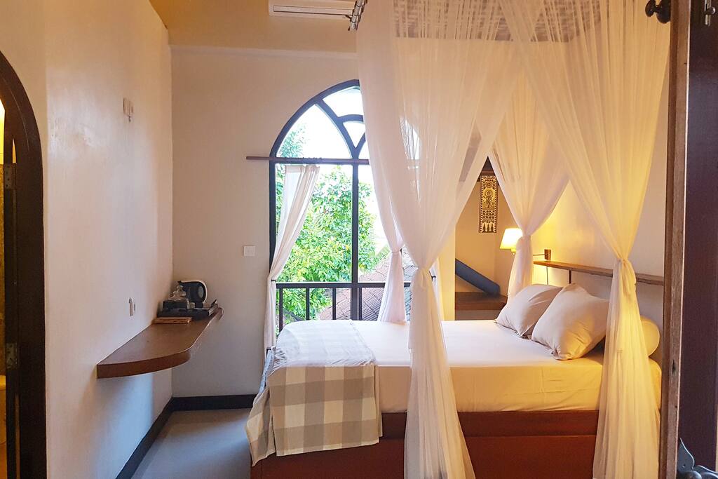 Bed & mosquito net