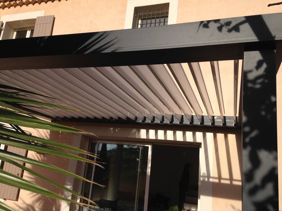 pergola bioclimatique pour des moments a l ombre ou au soleil au choix