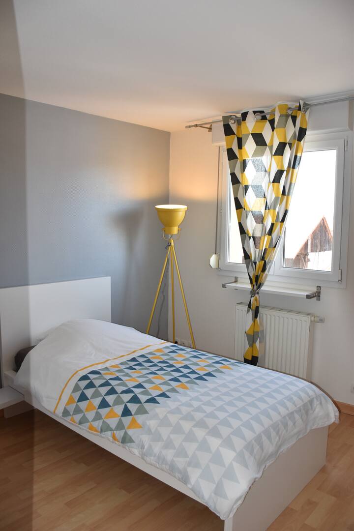 غرفة بسرير فردي