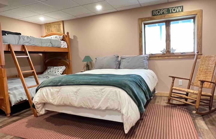 Пониско ниво
спална соба бр. 1 со брачен кревет (широк 150-179 см) и брачен кревет (широк 180-179 см) над двокреветни Се поврзува со целосна бања.