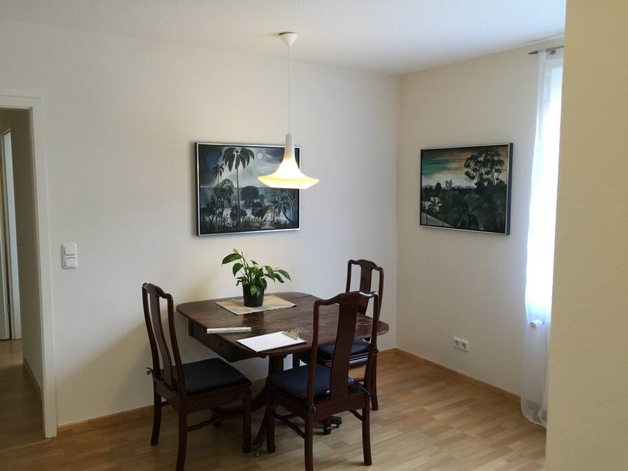 Esszimmer mit Acryl-Bildern mit indonesischen Motiven