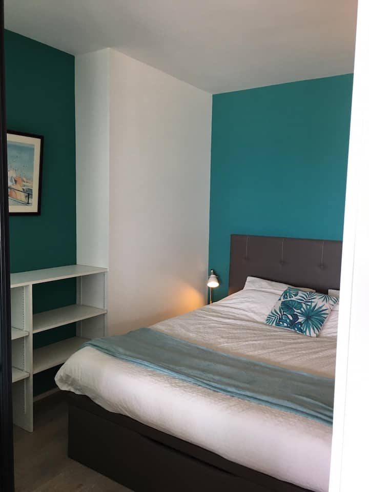 Malá spálňa. Posteľ 1,60 m. Posteľná bielizeň a prikrývka sú k dispozícii