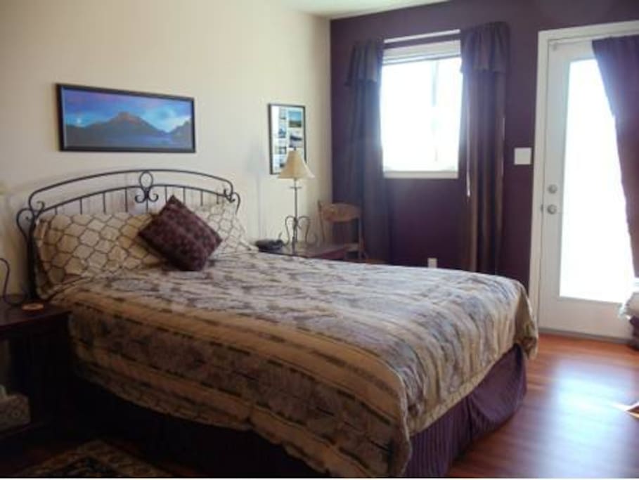Mountain View Room with Queen bed, ensuite bathroom, and private entrance off front south facing deck.