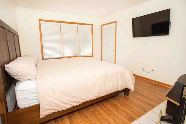 ห้องพักกว้างขวางพร้อมเตียงคิงไซส์และทีวีจอแบน