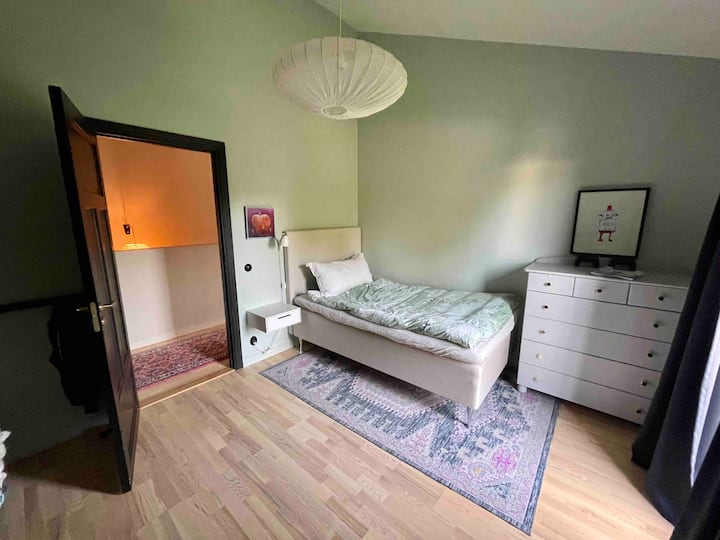 საძინებელი დიდი ერთადგილიანი საწოლით
140x200 სმ / (55 × 79 დიუიმი)

Დედოფლის ზომა 

Პრემიუმ-კლასის სკანდინავიური საწოლი!