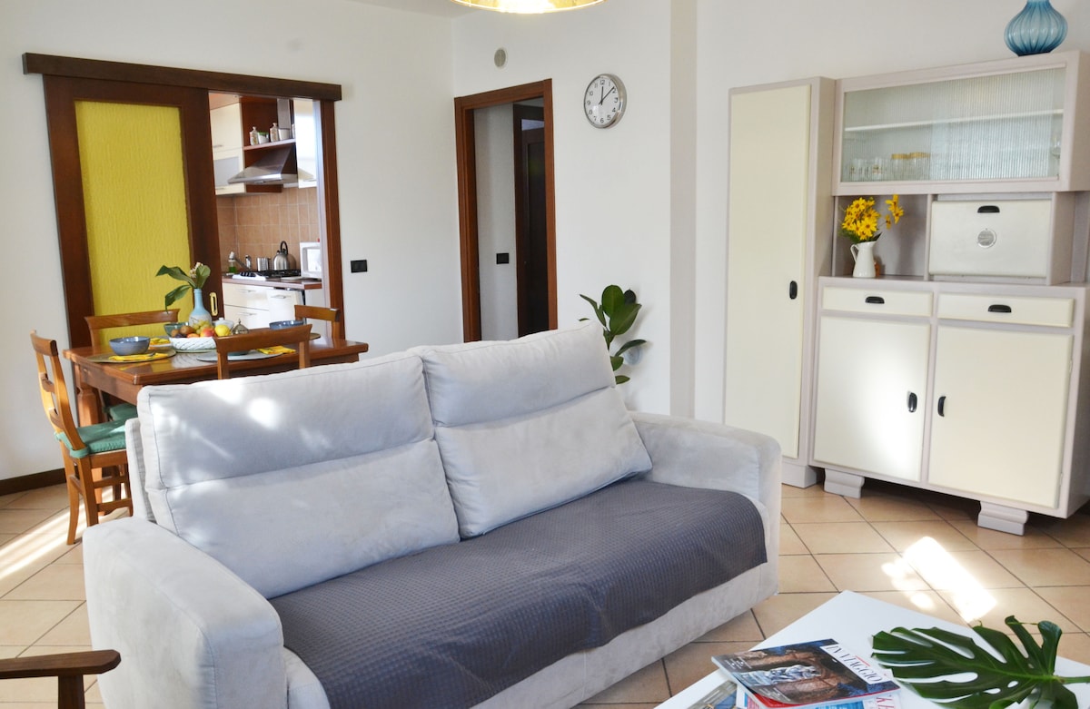 obývacia izba s rozkladacou pohovkou pre dve osoby