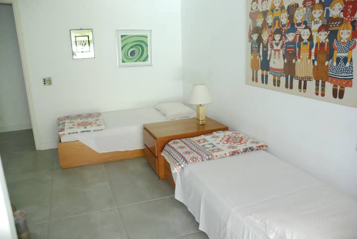 可供3人入住的卧室，床和子母床，为房客准备