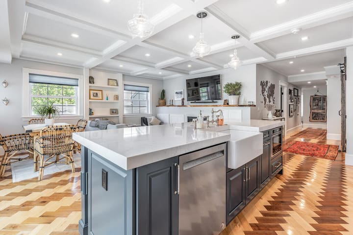 4-Bedroom/3 Bath Home with gorgeous deck gallery image 2