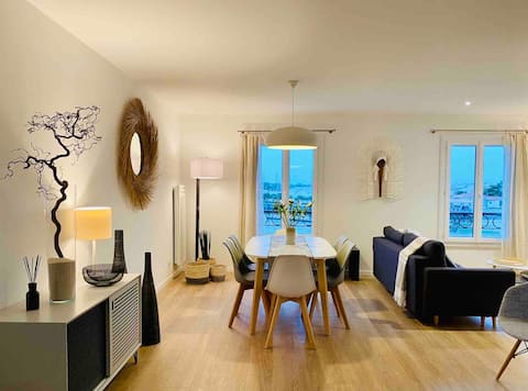 Popular Airbnb listing: 70 m2, Unique view of the harbor, 3 minutes from the beach in Saint Gilles Croix De Vie