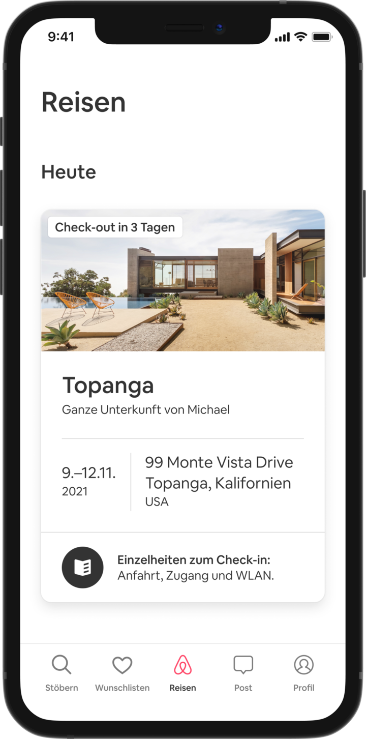Auf einem Mobiltelefon wird die Registerkarte „Reise“ eines Gastes mit einem anstehenden Aufenthalt angezeigt. Unter einer Zeile mit der Aufschrift „Heute“ ist das Bild eines Nurdachhauses zu sehen, und darunter befinden sich Einzelheiten zur Buchung des Gastes: der Name des Inserats, die Namen der Gastgeberin und des Gastgebers, die Adresse sowie die Reisedaten. Unten auf dem Bildschirm gibt es einen Button mit der Aufschrift „Deine Check-in-Details. Anfahrt, Zugang und WLAN.“
