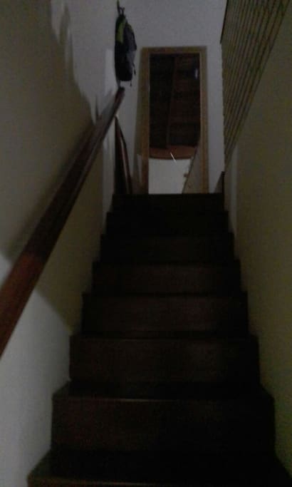 Quarto de hóspedes no segundo andar com suíte e sacada .