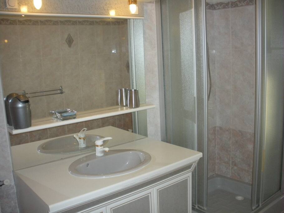 Salle de bain avec bidet. WC indépendant.