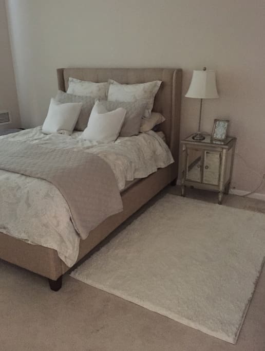 Bedroom 1, Queen Bed