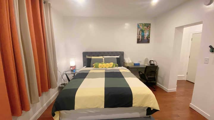 The perfect suite house in the city center is 10 minutes from the airport, close to the subway to any attraction of the city, comfortable mattress!