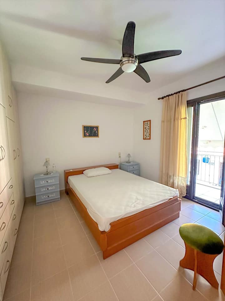 Spálňa s pohodlným anatomickým matracom, stropným ventilátorom a vlastným balkónom 