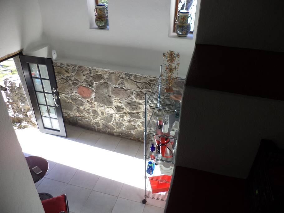 estancia con estación para hacer café con mesita para dos.