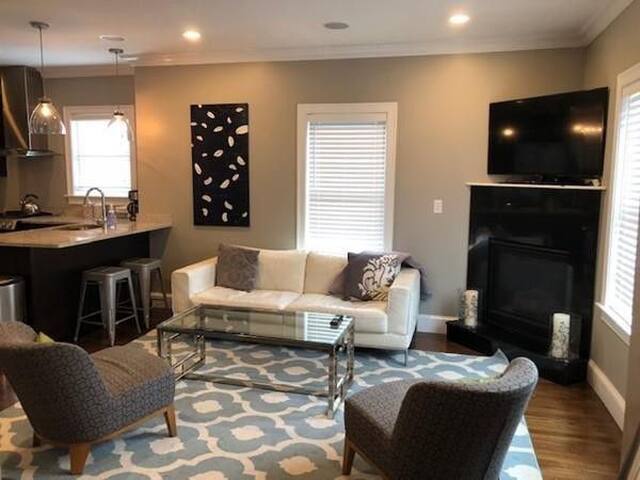 Modern 2BD/2BA Condo FREE PARKING!