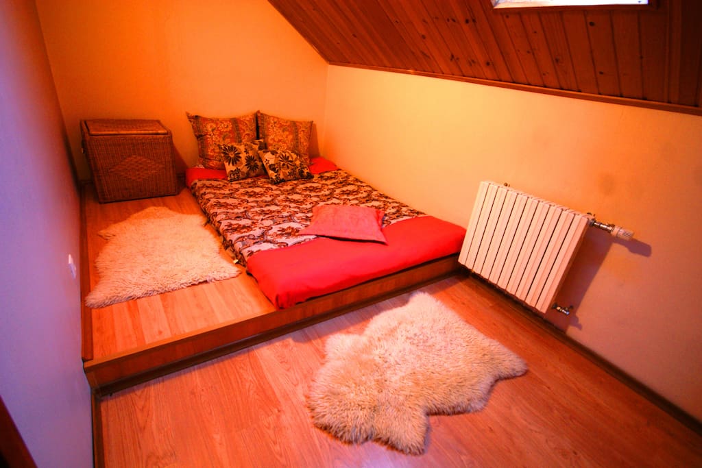 Спальня на 2 этаже, матрацы на подиумах