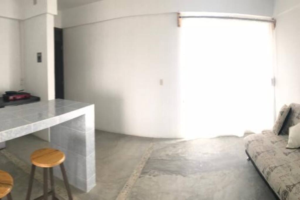 Vista general de barra, cocinerta y estancia (privados)