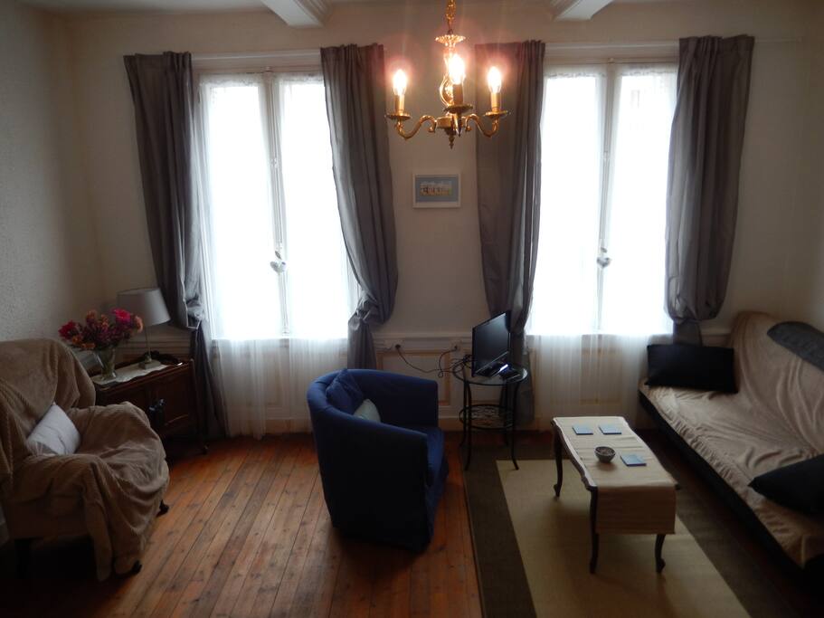 Spacious Living-room / salon