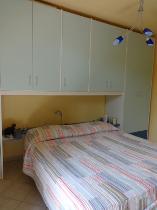 La camera da letto con letto a due piazze