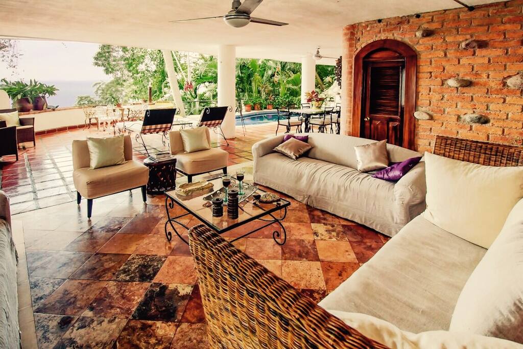 living room next to the pool with great view to the ocean