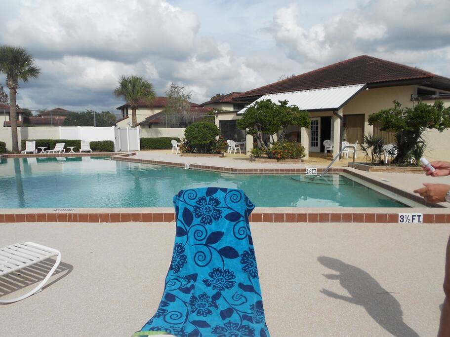 piscine , tennis, air de jeux pour les enfants