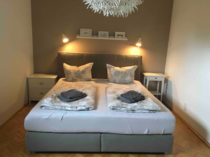 ห้องนอนแสนสบายพร้อมเตียงสปริง