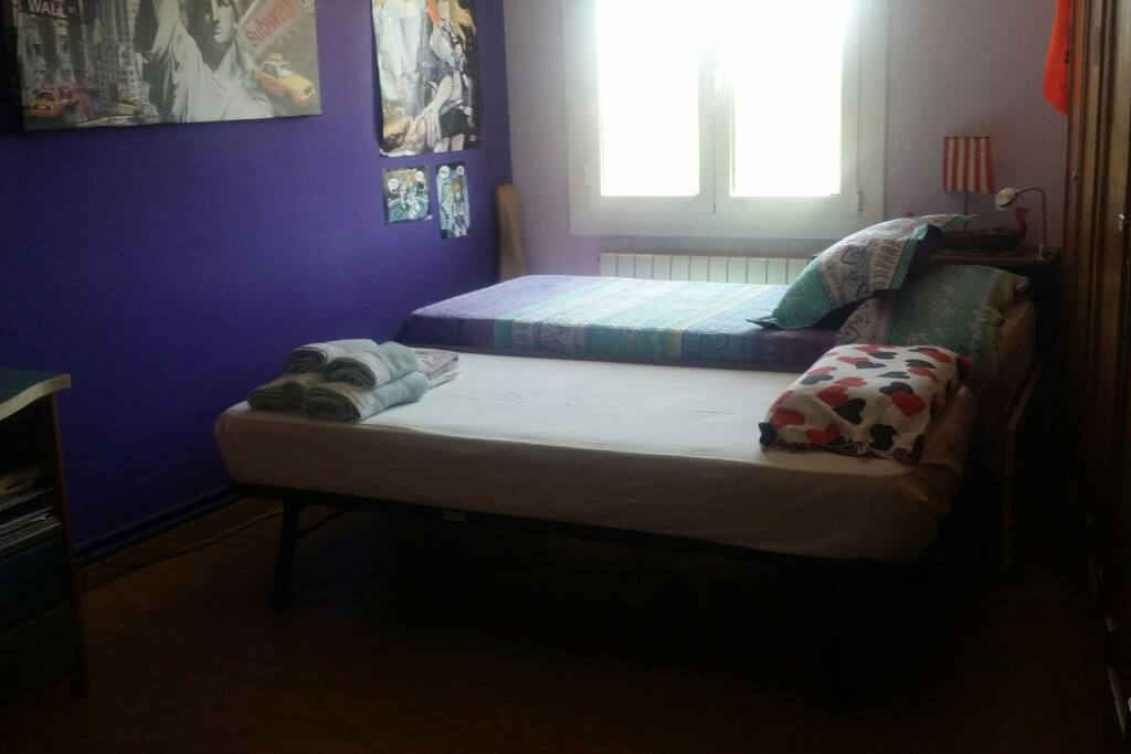Dormitorio amplio con 2 camas se pueden mover hacia un lado una de las camas para mayor comodidad