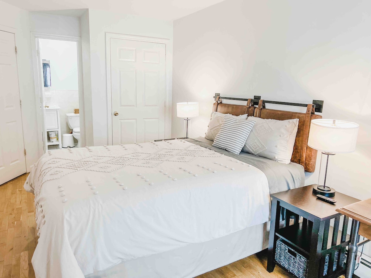 سرير بحجم كوين 12 بوصة مرتبة ذاكرة مريحة جدًا
حمام خاص داخل غرفة النوم الرئيسية 