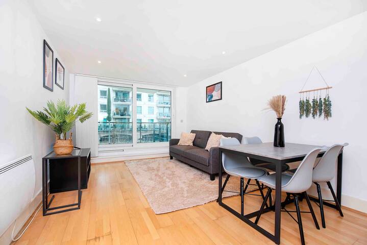 Terraced unit with River view London Eye gallery image 2