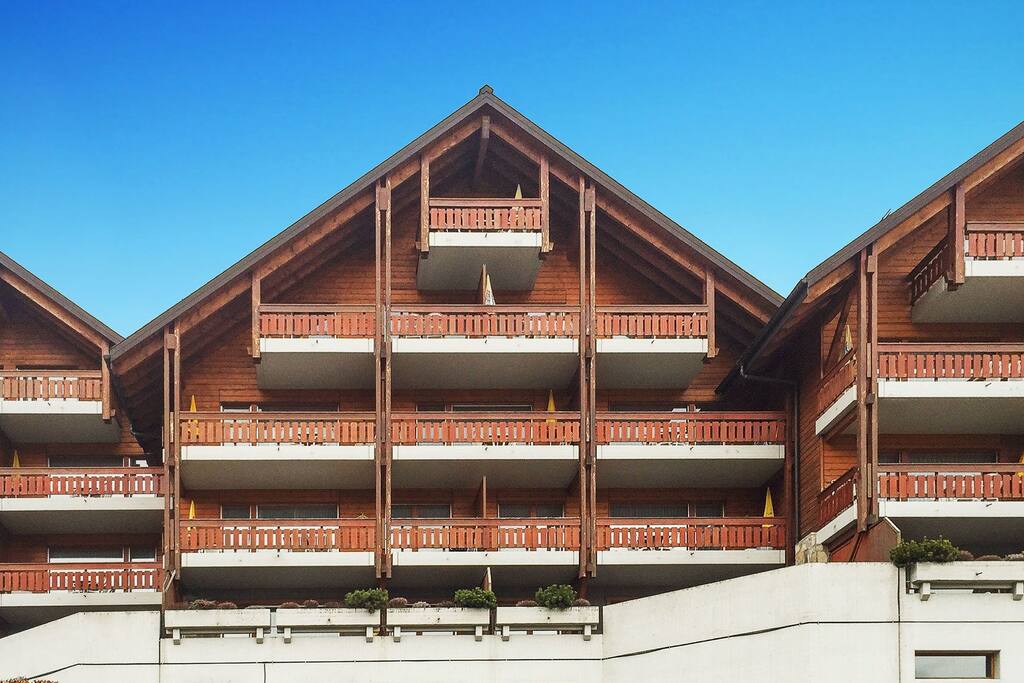 Vue imprenable sur les bains, la vallée et les montagnes. Exposition plein sud.