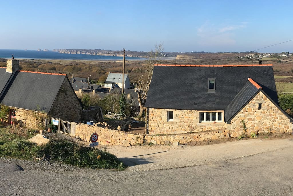 Nos 2 maisons. La votre est celle de droite.
